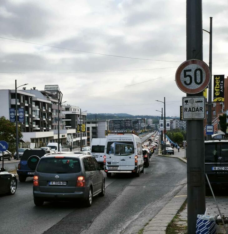 Адски трафик по Новия мост тази сутрин, кърджалийци недоволни,че не се работи по кръговото в почивните дни