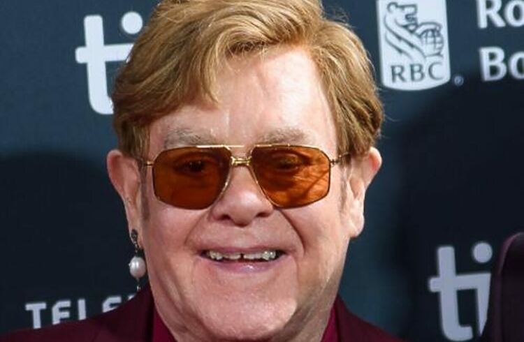 Сър Елтън Джон подари ключовете от къщата си на Лола Янг след загубен залог