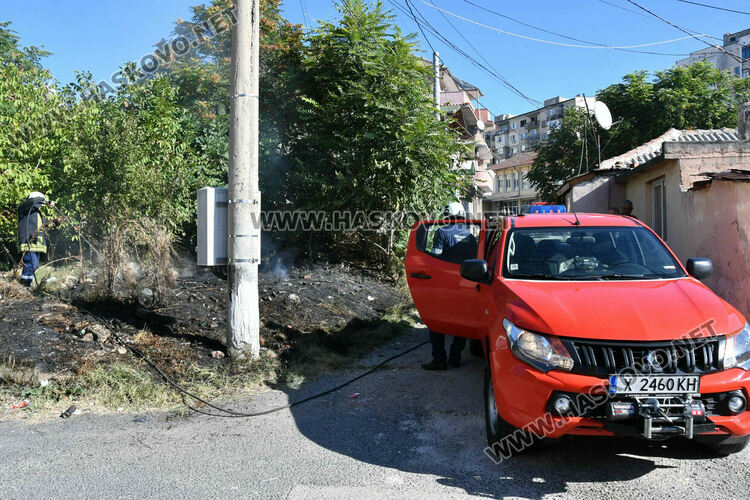 Изгасиха пламнали сухи треви и храсти в кв.„Възраждане“ в Хасково