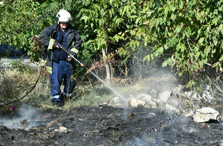 Изгасиха пламнали сухи треви и храсти в кв.„Възраждане“ в Хасково