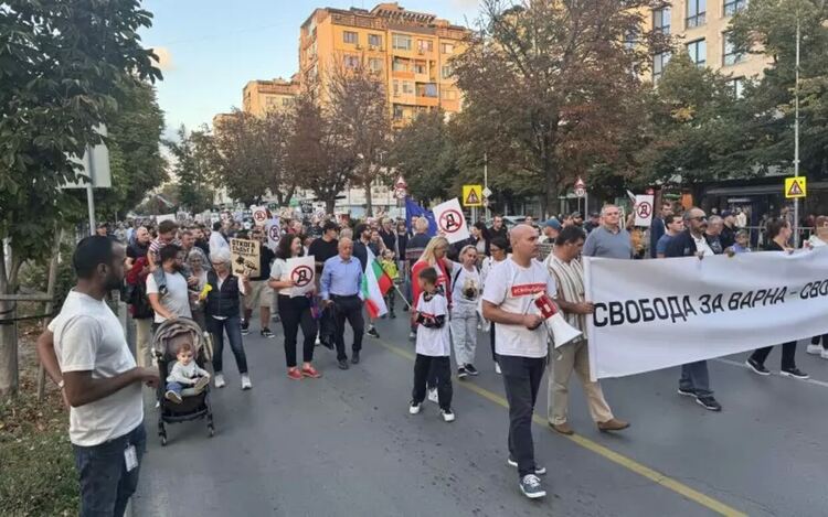 В навечерието на съдебното заседание граждани на Варна отново демонстрираха в подкрепа на кмета си.