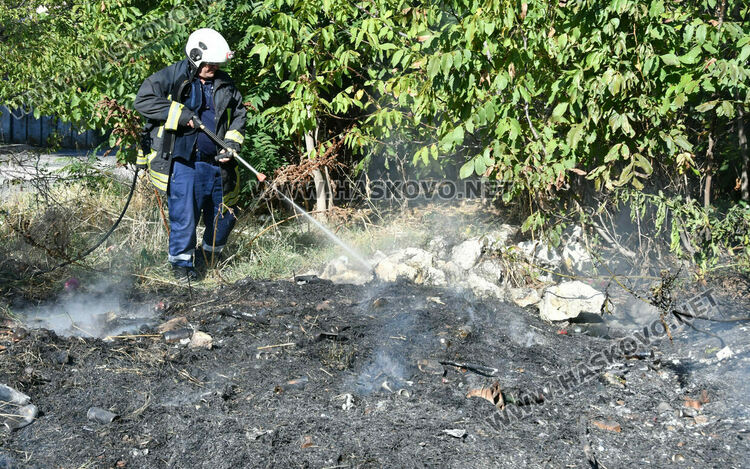 Изгасиха пламнали сухи треви и храсти в кв.„Възраждане“ в Хасково