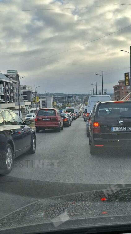 Адски трафик по Новия мост тази сутрин, кърджалийци недоволни,че не се работи по кръговото в почивните дни