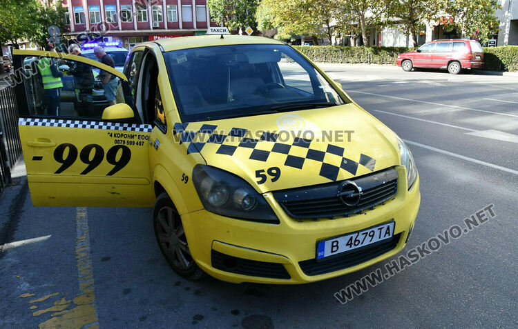 Такси закачи леко „Мерцедес“ пред Първа поликлиника в Хасково
