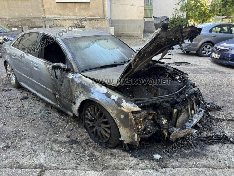 Кола изгоря посред нощ в Хасково