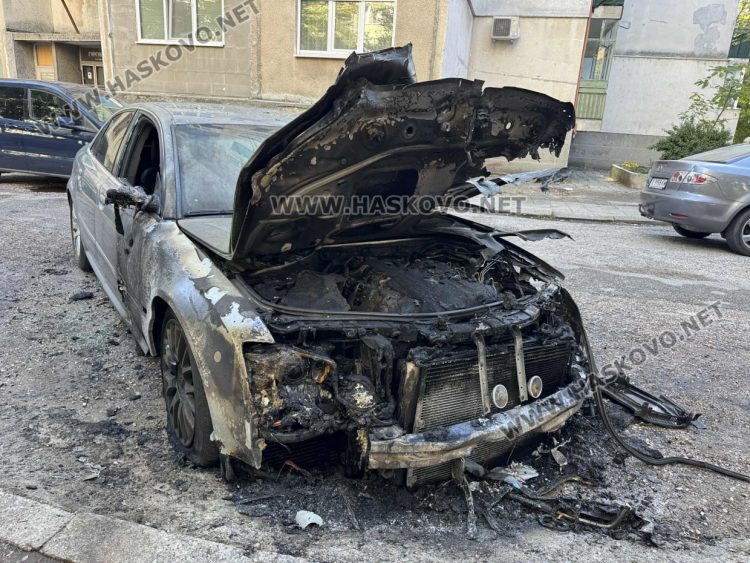 Кола изгоря посред нощ в Хасково