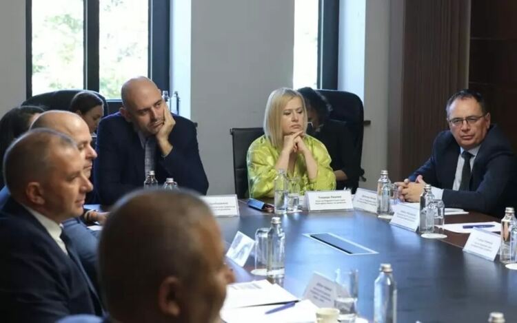 Преди дни консултативният съвет към ББР обсъди Програмата за енергийна ефективност по Плана за възстановяване и устойчивост, втория етап на Националната програма за енергийна ефективност с бюджет от 2,5 млрд. лв., по която банката ще бъде финансов агент, програмата за общински инвестиции и финансовия механизъм на ББР и ЕСО за ускорено внедряване на ВЕИ върху публични и общински сгради.