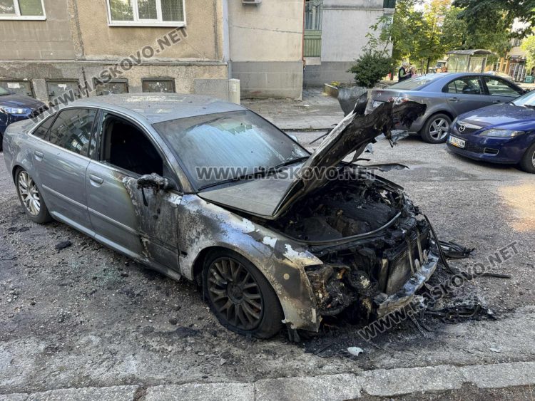 Кола изгоря посред нощ в Хасково