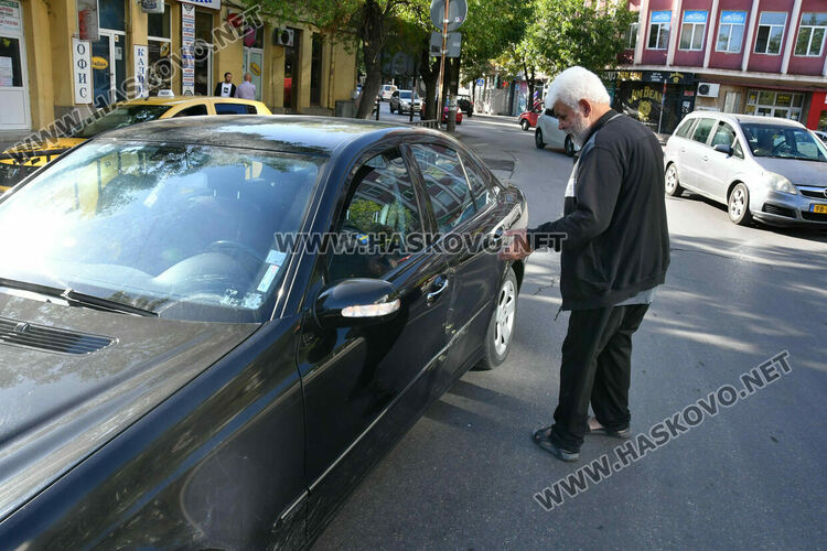 Такси закачи леко „Мерцедес“ пред Първа поликлиника в Хасково