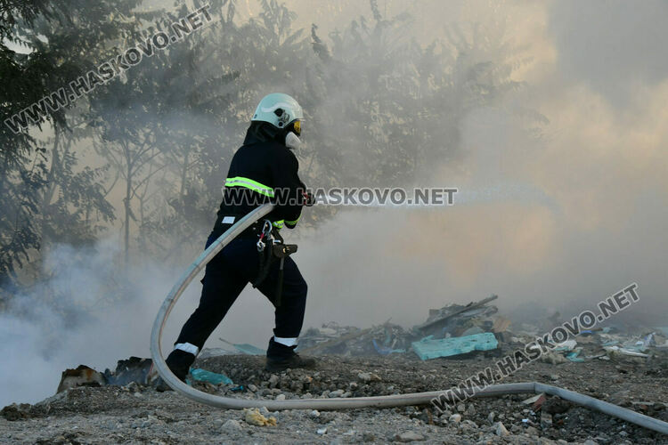 Гори старото сметище на Хасково на стария път за Пловдив