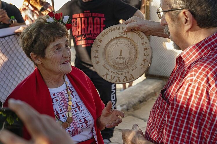 Художничката Мара Латева грабна Цървула на „Мистериите на Хухла“