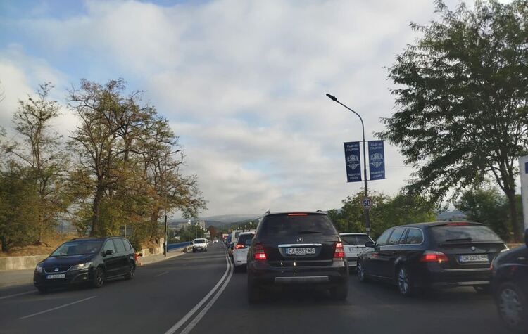 Адски трафик по Новия мост тази сутрин, кърджалийци недоволни,че не се работи по кръговото в почивните дни