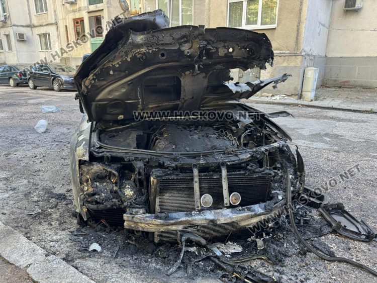 Кола изгоря посред нощ в Хасково