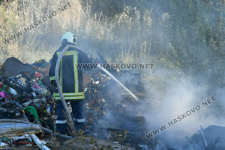 Гори старото сметище на Хасково на стария път за Пловдив