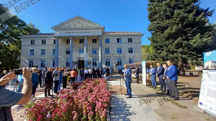 Кметът Ерол Мюмюн направи символична първа копка за санирането на Дома на културата и сградата на бившия ОНС