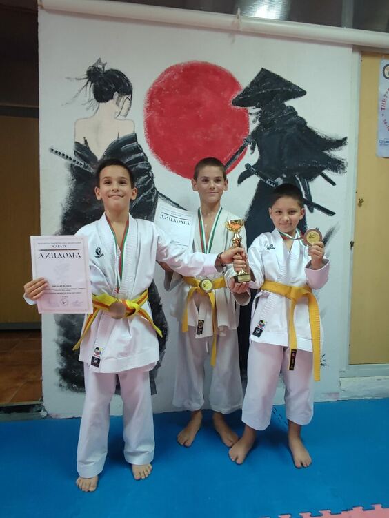 Пет отличия за каратеките на „Торнадо“ на състезание в Габрово