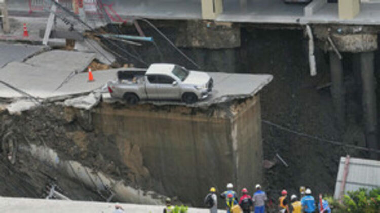 Огромен кратер зейна в центъра на Банкок, евакуираха хиляди хора