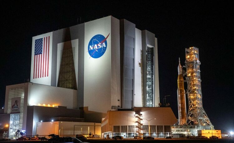 „Завръщаме се на Луната за първи път от 50 години“: НАСА обяви пилотираната мисия Artemis 2 за февруари 2026 г.