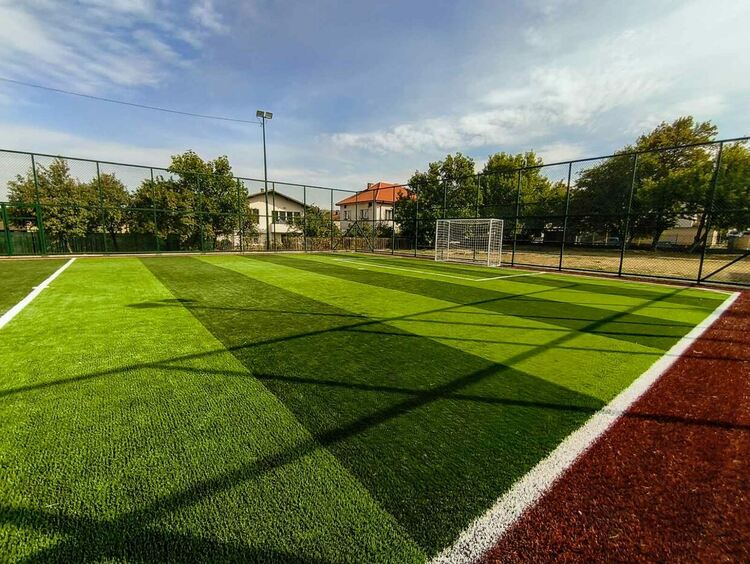 Футболното игрище с изкуствена настилка в XVI ОУ „Св. Св. Кирил и Методий“ в квартал „Църква“ е напълно обновено