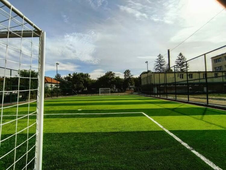 Футболното игрище с изкуствена настилка в XVI ОУ „Св. Св. Кирил и Методий“ в квартал „Църква“ е напълно обновено