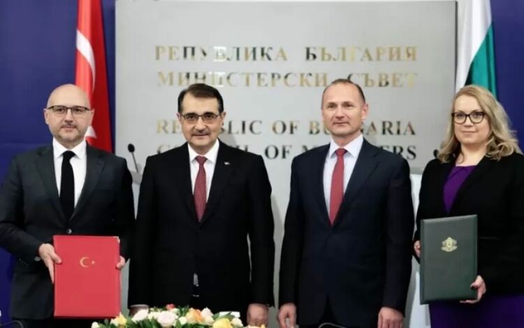 България също има голям договор за внос на втечнен газ - именно с турската „Боташ“ - задвижен от бившия служебен енергиен министър Росен Христов. За съжаление този 13-годишен контракт носи огромни разходи на купувача „Булгаргаз“ и почти никакви ползи.