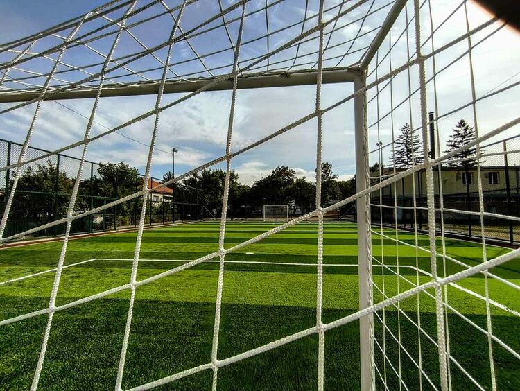 Футболното игрище с изкуствена настилка в XVI ОУ „Св. Св. Кирил и Методий“ в квартал „Църква“ е напълно обновено
