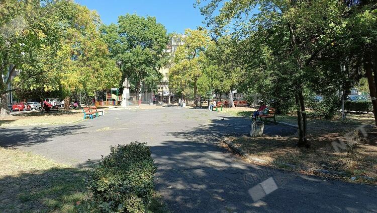 Посетителите на Попската градина си искат пейките от Общината,монтират ги отново по тяхно желание до края на седмицата