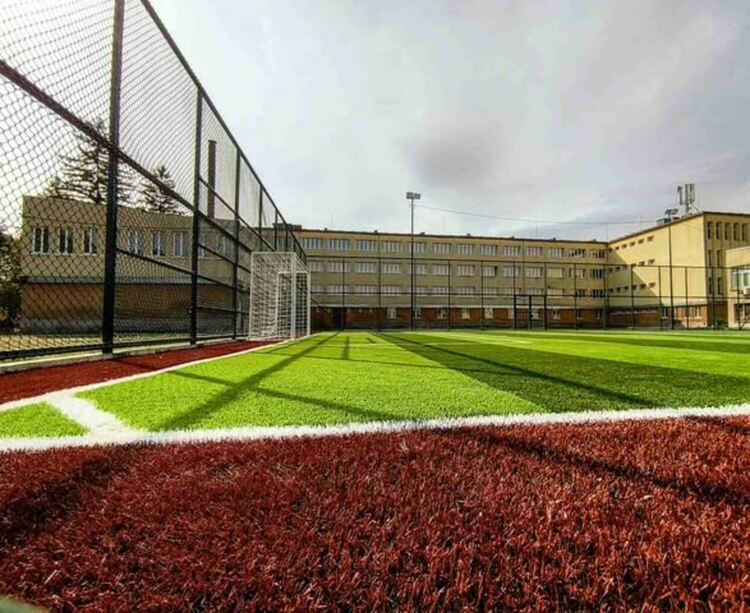 Футболното игрище с изкуствена настилка в XVI ОУ „Св. Св. Кирил и Методий“ в квартал „Църква“ е напълно обновено