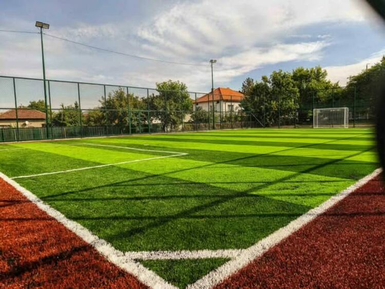 Футболното игрище с изкуствена настилка в XVI ОУ „Св. Св. Кирил и Методий“ в квартал „Църква“ е напълно обновено