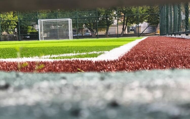 Футболното игрище с изкуствена настилка в XVI ОУ „Св. Св. Кирил и Методий“ в квартал „Църква“ е напълно обновено