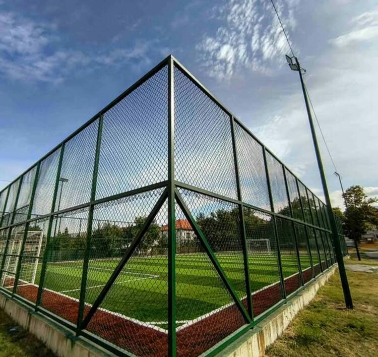 Футболното игрище с изкуствена настилка в XVI ОУ „Св. Св. Кирил и Методий“ в квартал „Църква“ е напълно обновено