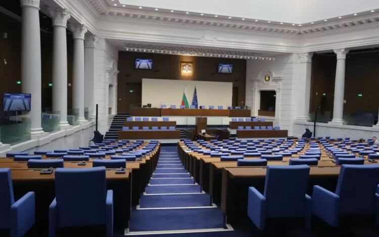 И днес работното място на депутатите ще остане празно - а заплатите си текат.