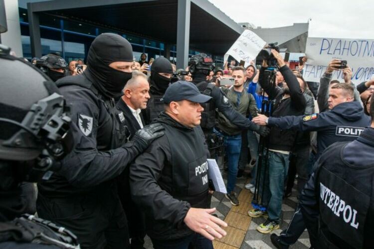 Владимир Плахотнюк (в средата между маскираните полицаи)