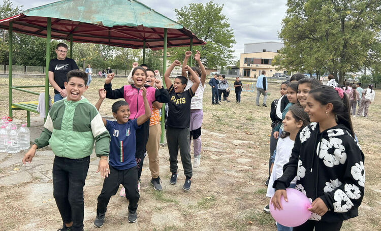 Обновиха двора на училището в хасковското село Узунджово