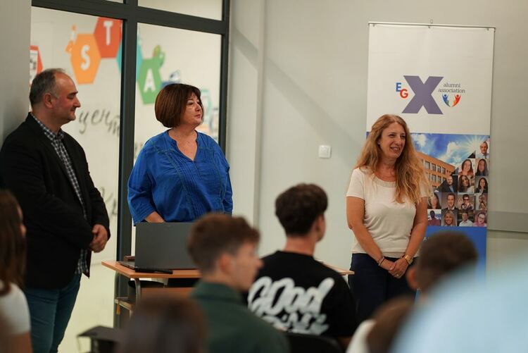 32 ученици от Езиковата с Кеймбридж сертификати, училището бе отличено като водещ изпитен център