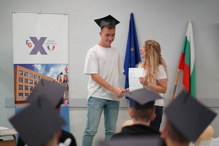 32 ученици от Езиковата с Кеймбридж сертификати, училището бе отличено като водещ изпитен център