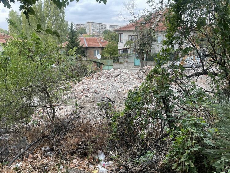 Разрушиха изоставената къща, в която бе открит трупът на Маги