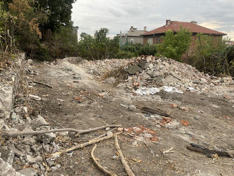 Разрушиха изоставената къща, в която бе открит трупът на Маги