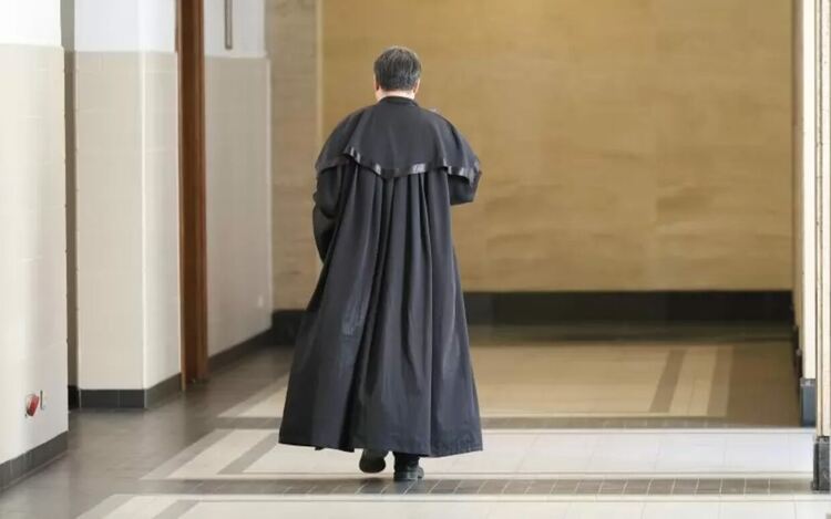 Когато съдията облече тогата, той трябва да остави настрана убежденията и чувствата си, да се води само от правото и да прилага закона еднакво за всички.