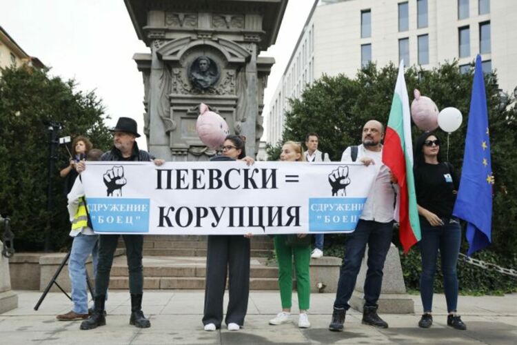 Протест „Пеевски=Корупция“ блокира движението край паметника на Левски в София