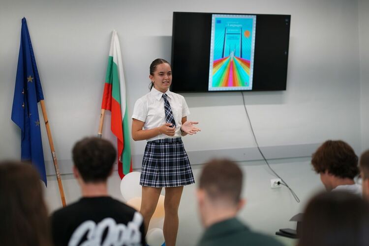 32 ученици от Езиковата с Кеймбридж сертификати, училището бе отличено като водещ изпитен център