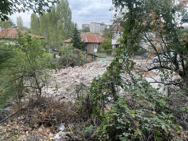 Разрушиха изоставената къща, в която бе открит трупът на Маги