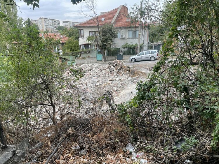 Разрушиха изоставената къща, в която бе открит трупът на Маги