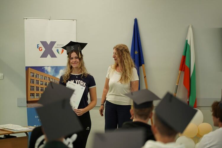 32 ученици от Езиковата с Кеймбридж сертификати, училището бе отличено като водещ изпитен център