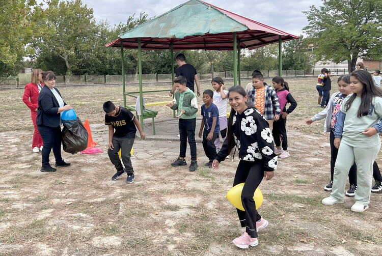 Обновиха двора на училището в хасковското село Узунджово