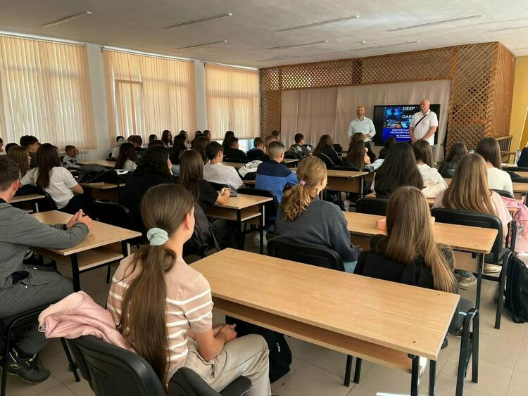 Проф. Илин Савов проведе обучение по киберсигурност с ученици в Девин