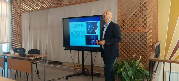 Проф. Илин Савов проведе обучение по киберсигурност с ученици в Девин