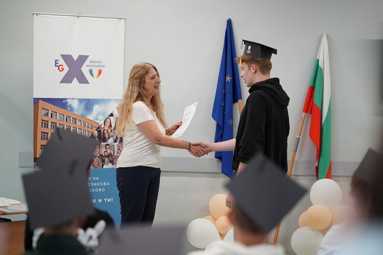 32 ученици от Езиковата с Кеймбридж сертификати, училището бе отличено като водещ изпитен център