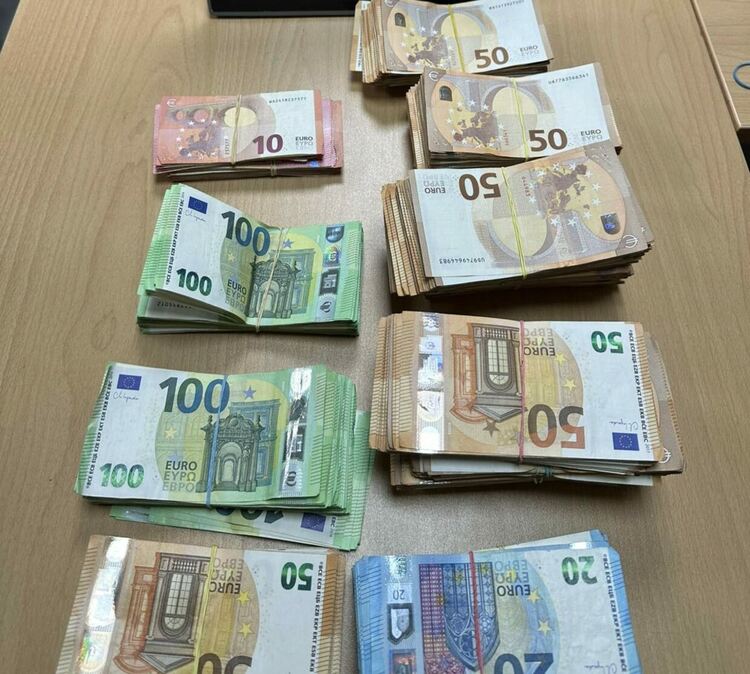 Откриха валута за близо 160 000 евро в два камиона