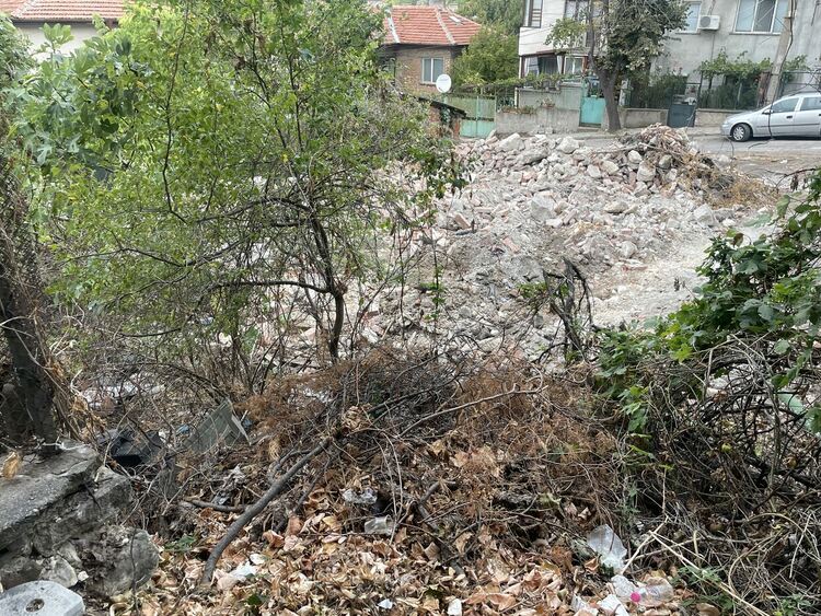 Разрушиха изоставената къща, в която бе открит трупът на Маги